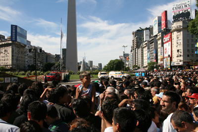 009 The crowds on Avenue 9 de Julio for the introduction podium IMG_7705.jpg